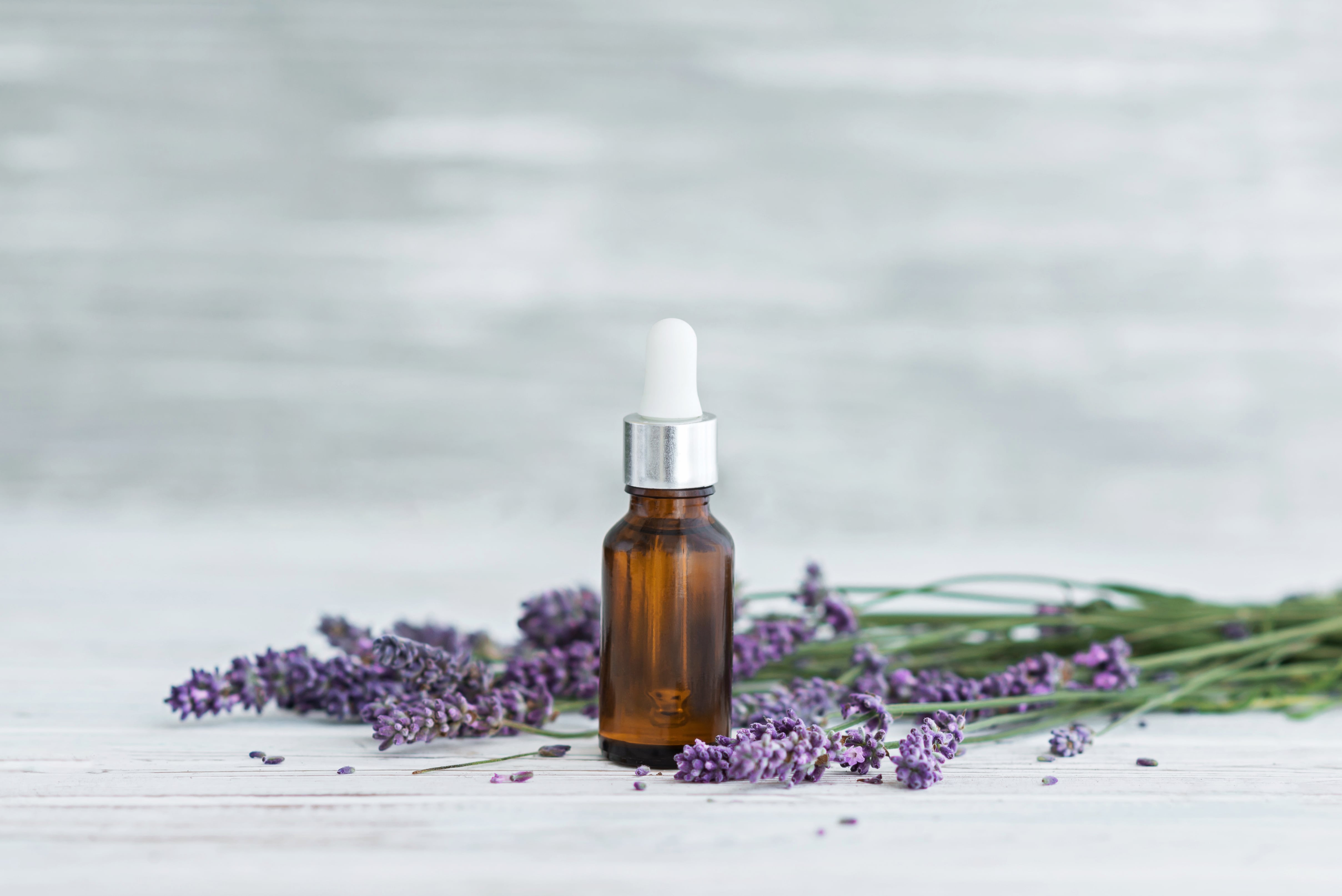 The Ultimate Guide to Essential Oils for Acne: Effective Remedies and Precautions
